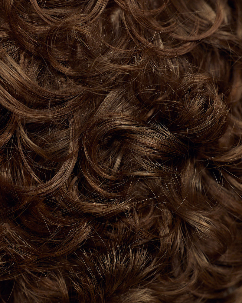 Apply Wavy Everyday Curl Crème to damp hair.